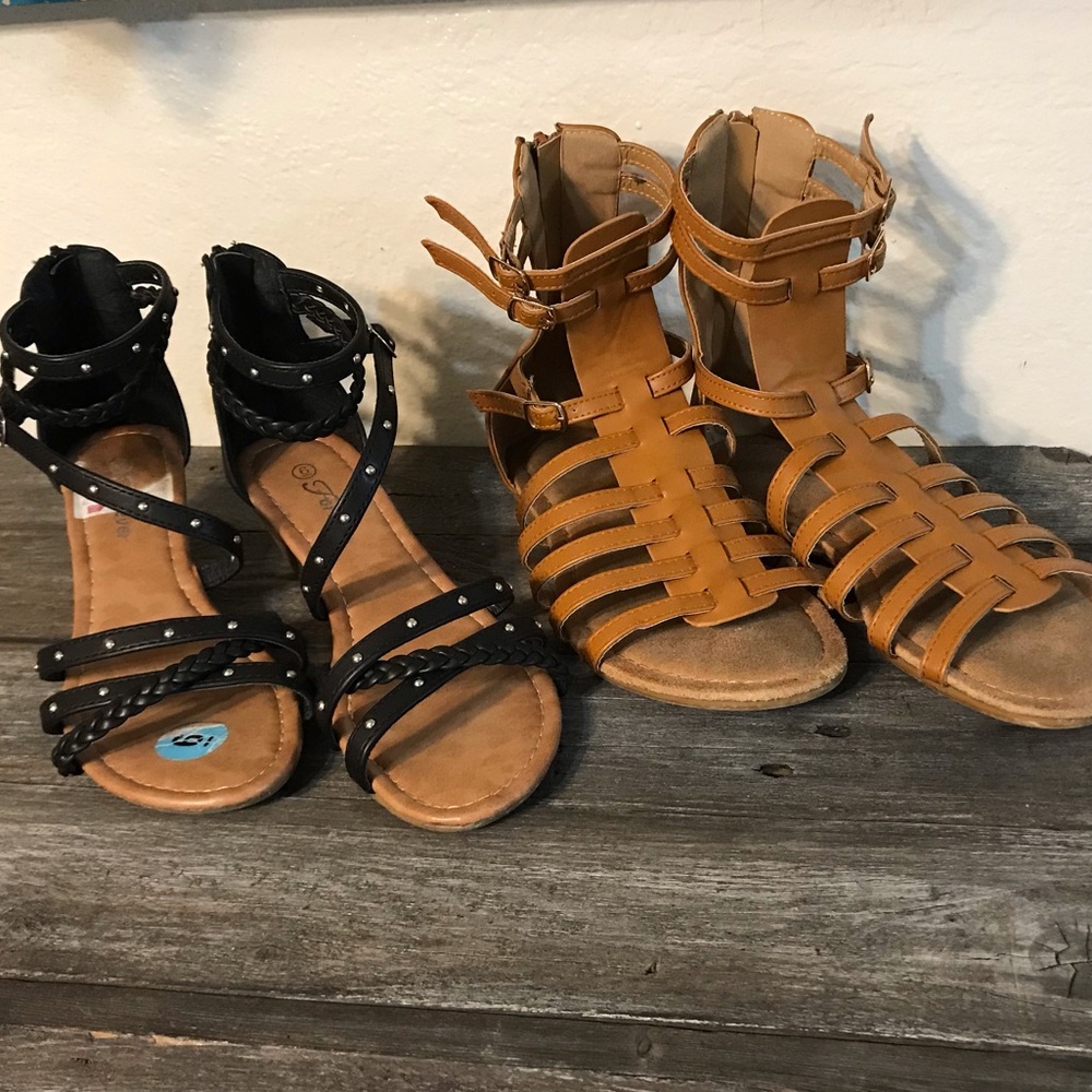 Bundle of 2 sandals